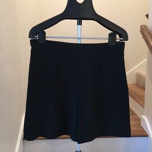 Les lis blanc above knee black skirt
